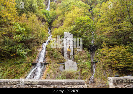 BORJOMI (GÉORGIE) - 26 septembre 2018 : monument moderne de Prométhée à Borjomi Resort Park, à côté de deux chutes d'eau Banque D'Images