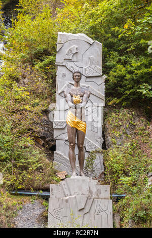 BORJOMI (GÉORGIE) - 26 septembre 2018 : monument moderne de Prométhée à Borjomi Resort Park Banque D'Images