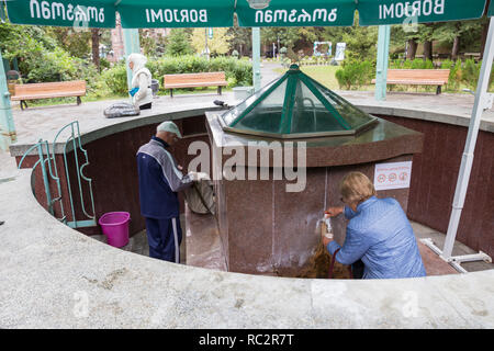 BORJOMI (GÉORGIE) - 26 septembre 2018 : une femme non identifiée prend l'eau de source minérale Borjomi Banque D'Images