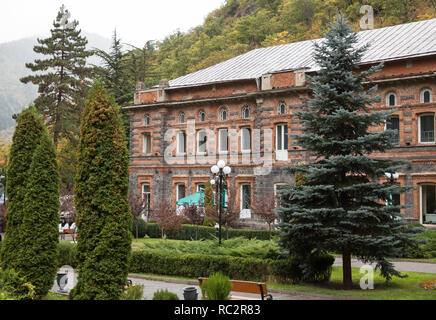 BORJOMI (GÉORGIE) - 26 septembre 2018 : la construction d'une usine d'embouteillage d'eau minérale de Borjomi Resort Park Banque D'Images