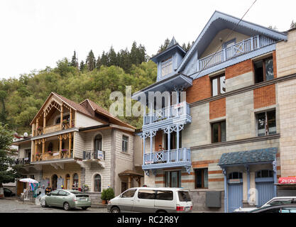 BORJOMI (GÉORGIE) - 26 septembre 2018 : de beaux immeubles d'habitation à proximité de l'hôtel Park. Sur les balcons sont les annonces Appartements à louer en Géorgie et de Banque D'Images