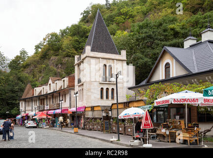 BORJOMI (GÉORGIE) - 26 septembre 2018 : Rue du commerce extérieur, de l'hôtel, des cafés et des boutiques, le 9 avril, près de la rue Park Resort Banque D'Images