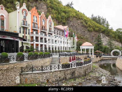 BORJOMI (GÉORGIE) - 26 septembre 2018 : Nouveau moderne hôtel 5 étoiles Crowne Plaza sur river bank Banque D'Images