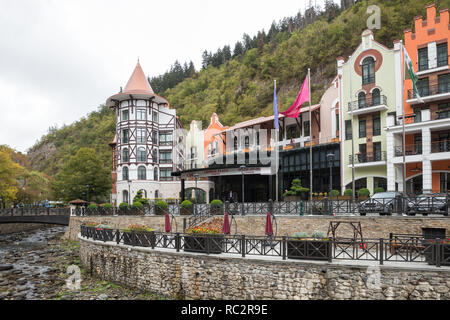 BORJOMI (GÉORGIE) - 26 septembre 2018 : Nouveau magnifique hôtel moderne de cinq étoiles hôtel Crowne Plaza sur river bank Banque D'Images