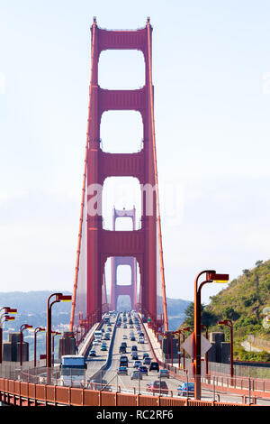 Trafic lourd traversant le Golden Gate Bridge, San Francisco, Californie du Nord, United States Banque D'Images