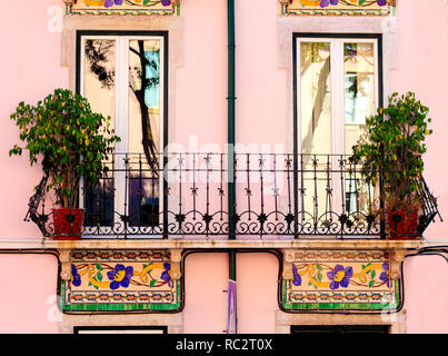 Beaux meubles anciens windows de l'une des maisons au centre-ville de Lisbonne, Portugal. Windows sont orné de carreaux peints magnifiques dans un style art nouveau sur Banque D'Images