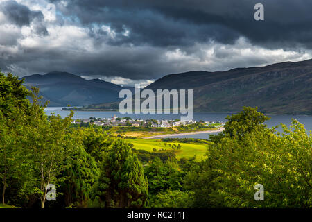 Ville d'Ullapool et Loch Broom à la côte atlantique en Ecosse Banque D'Images