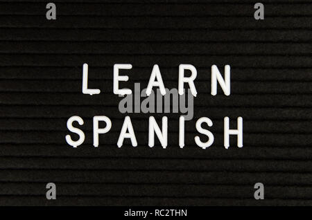 Apprendre le langues signe sur fond noir Banque D'Images