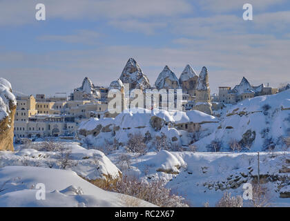 Village de Cappadoce après une forte chute de neige. Tout couvert de neige d'un blanc pur sous ciel bleu Banque D'Images