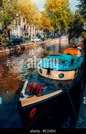 Croisière bateau amarré tour traditionnel lié à l'un des célèbres canaux d'Amsterdam sur la belle journée ensoleillée d'automne, Banque D'Images