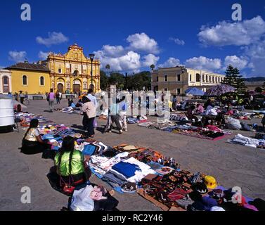 Mexique.Chiapas.San Cristobal de las Casas.Catedral y Palacio Municipal.Mercado artesania. Banque D'Images