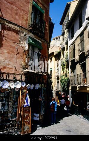 Espagne - Tolède (Ville) - Catalogne - Toledo. Toledo, comercia street dans la vieille ville ; souvenirs shop Banque D'Images