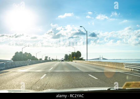 Saint Petersburg, USA - jun 16, 2018 : la conduite dans le Bob Graham Sunshine Skyway Bridge Banque D'Images