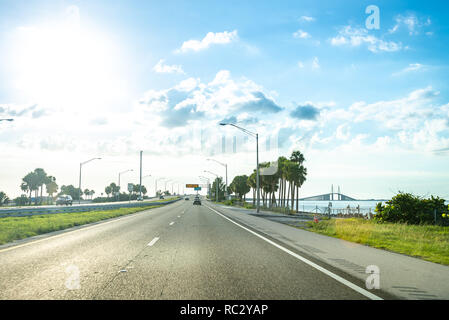 Saint Petersburg, USA - jun 16, 2018 : la conduite dans le Bob Graham Sunshine Skyway Bridge Banque D'Images