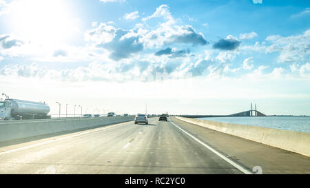 Saint Petersburg, USA - jun 16, 2018 : la conduite dans le Bob Graham Sunshine Skyway Bridge Banque D'Images