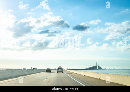 Saint Petersburg, USA - jun 16, 2018 : la conduite dans le Bob Graham Sunshine Skyway Bridge Banque D'Images