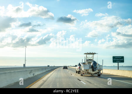 Saint Petersburg, USA - jun 16, 2018 : la conduite dans le Bob Graham Sunshine Skyway Bridge Banque D'Images