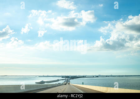 Saint Petersburg, USA - jun 16, 2018 : la conduite dans le Bob Graham Sunshine Skyway Bridge Banque D'Images