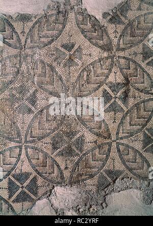 FORMAS GEOMETRICAS - DETALLE DE UN MOSAICO ROMANO DESCUBIERTO EN LA CALLE BATITALES - SIGLO III. Lieu : MUSÉE PROVINCIAL. LUGO. Banque D'Images