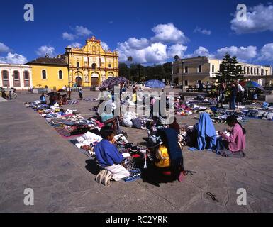 Mexique.Chiapas.San Cristobal de las Casas.Catedral y Palacio Municipal.Mercado artesania. Banque D'Images