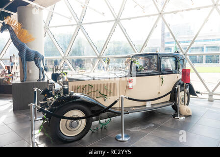 Saint Petersburg, USA - jun 16, 2018 : voiture vue au musée de Salvador Dali à St Petersburg Banque D'Images