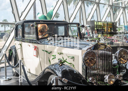 Saint Petersburg, USA - jun 16, 2018 : voiture vue au musée de Salvador Dali à St Petersburg Banque D'Images