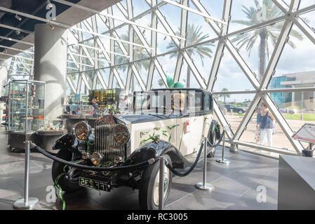 Saint Petersburg, USA - jun 16, 2018 : voiture vue au musée de Salvador Dali à St Petersburg Banque D'Images