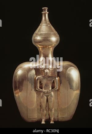 TESORO DE LOS QUIMBAYAS - VASIJA DE ORO CON Figura femenina - Colombie - 200-1000 DC. Lieu : MUSÉE DE L'AMÉRIQUE - COLECCION. MADRID. L'ESPAGNE. Banque D'Images