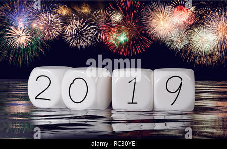 Composite d'artifice et calendrier pour 2019 Nouvelle année vacances d'arrière-plan Banque D'Images