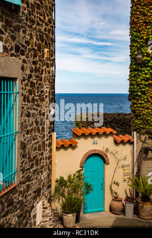 Porte de la Méditerranée caractéristique à Collioure, France du Sud en face de l'océan. Banque D'Images