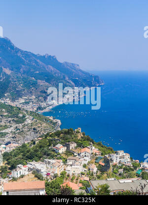 Paysage avec montagnes et mer tyrrhénienne à Ravello village, Côte d'Amalfi, Italie Banque D'Images