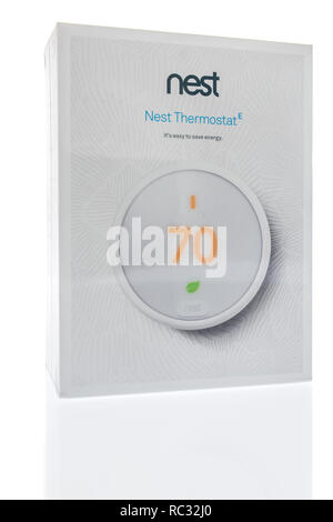 Winneconne, WI - 5 janvier 2019 : l'emballage d'un thermostat sur un nid fond isolé. Banque D'Images