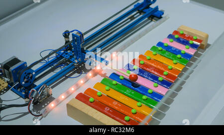 Robot playing sur xylophone coloré à l'exposition de la technologie. Avenir concept robotique et Banque D'Images