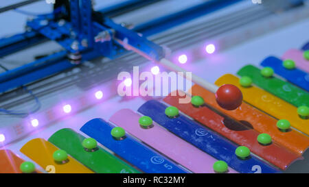 Robot playing sur xylophone coloré à l'exposition de la technologie. Avenir concept robotique et Banque D'Images