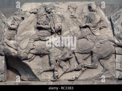 FRISO DEL PARTENON - JINETES DE LA PROCESION DE LAS PANATENEAS - SIGLO V AC. Auteur : Phidias. Emplacement : BRITISH MUSEUM. Londres. L'Angleterre. Banque D'Images