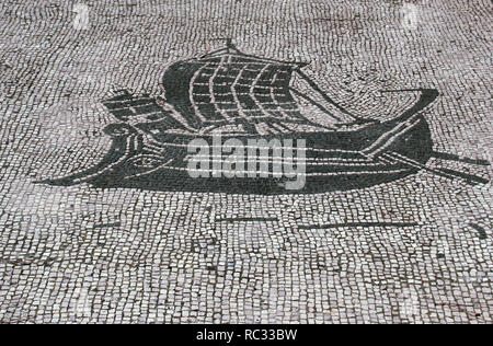 Mosaïque romaine. Bateau commercial. Depuis le Forum des sociétés ou la Piazza delle Corporazione. Ostia Antica. L'Italie. Banque D'Images