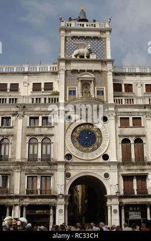 L'Italie. Venise. L'horloge avec l'horloge astronomique. 15e siècle. La place Saint Marc. Banque D'Images