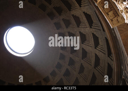 Panthéon d'Agrippa. Érigée par l'empereur Marcus Agrippa et reconstruite par Hadrien en 126 AD. Dome. L'intérieur. Détail. Rome. L'Italie. Banque D'Images