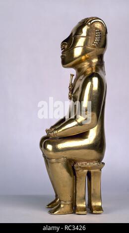 TESORO DE LOS QUIMBAYAS - FIGURA MASCULINE SEDENTE DE ORO - Colombie - 200-1000 DC. Lieu : MUSÉE DE L'AMÉRIQUE - COLECCION. MADRID. L'ESPAGNE. Banque D'Images