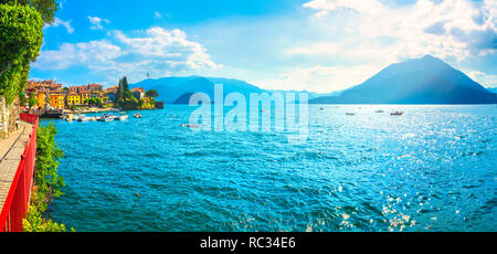 Les amateurs de marche de Varenna à Como lake district. Traditionnel italien lake village. L'Italie, l'Europe. Banque D'Images