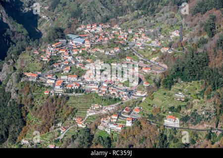 Vallée des nonnes 'Curral das Freiras', un petit village de montagne au coeur de Madère. Banque D'Images