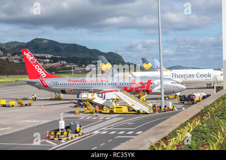 JET2.Com Boeing 737-800 G-TAWC et Thomas Cook Airbus A321 à l'Aéroport International de Madère, Cristiano Ronaldo CR7 Banque D'Images