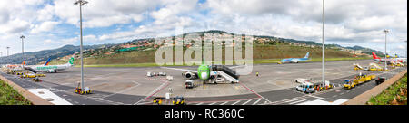 Les passagers d'D-AGER Germania Boeing 737-700 à l'Aéroport International de Madère, Cristiano Ronaldo CR7 Banque D'Images