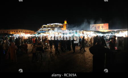 Djemaa el-Fna, Das Herz von Marrakesch und Nordafrikas bekanntester Platz Banque D'Images