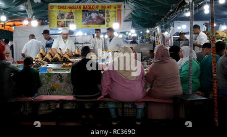 Djemaa el-Fna, Das Herz von Marrakesch und Nordafrikas bekanntester Platz Banque D'Images