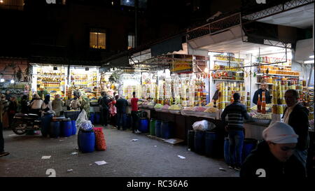 Djemaa el-Fna, Das Herz von Marrakesch und Nordafrikas bekanntester Platz Banque D'Images