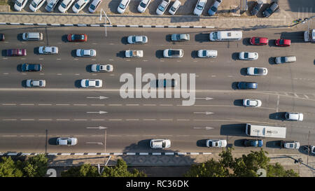 Vol de drones aériens de haut en bas Vue de ville animée d'autoroute l'heure de pointe du trafic lourd de la route de la confiture. Banque D'Images