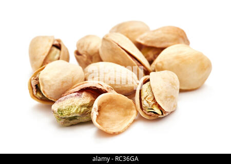 Tas de pistaches secs mûrs isolé sur fond blanc Banque D'Images