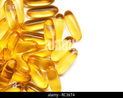 Heap de capsules d'huile de poisson isolé sur fond blanc Banque D'Images