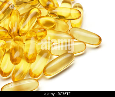 Heap de capsules d'huile de poisson isolé sur fond blanc Banque D'Images